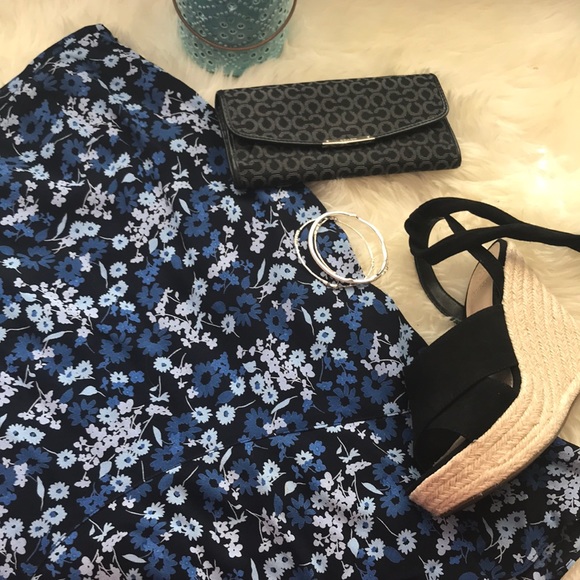 LOFT Dresses & Skirts - Ann Taylor LOFT Blue Floral Skirt Size 6